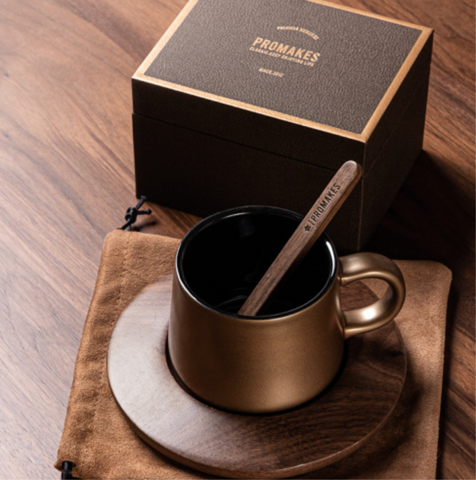 Tách sứ xương phủ men vàng nhũ đen Kèm đế gỗ D14 300ml